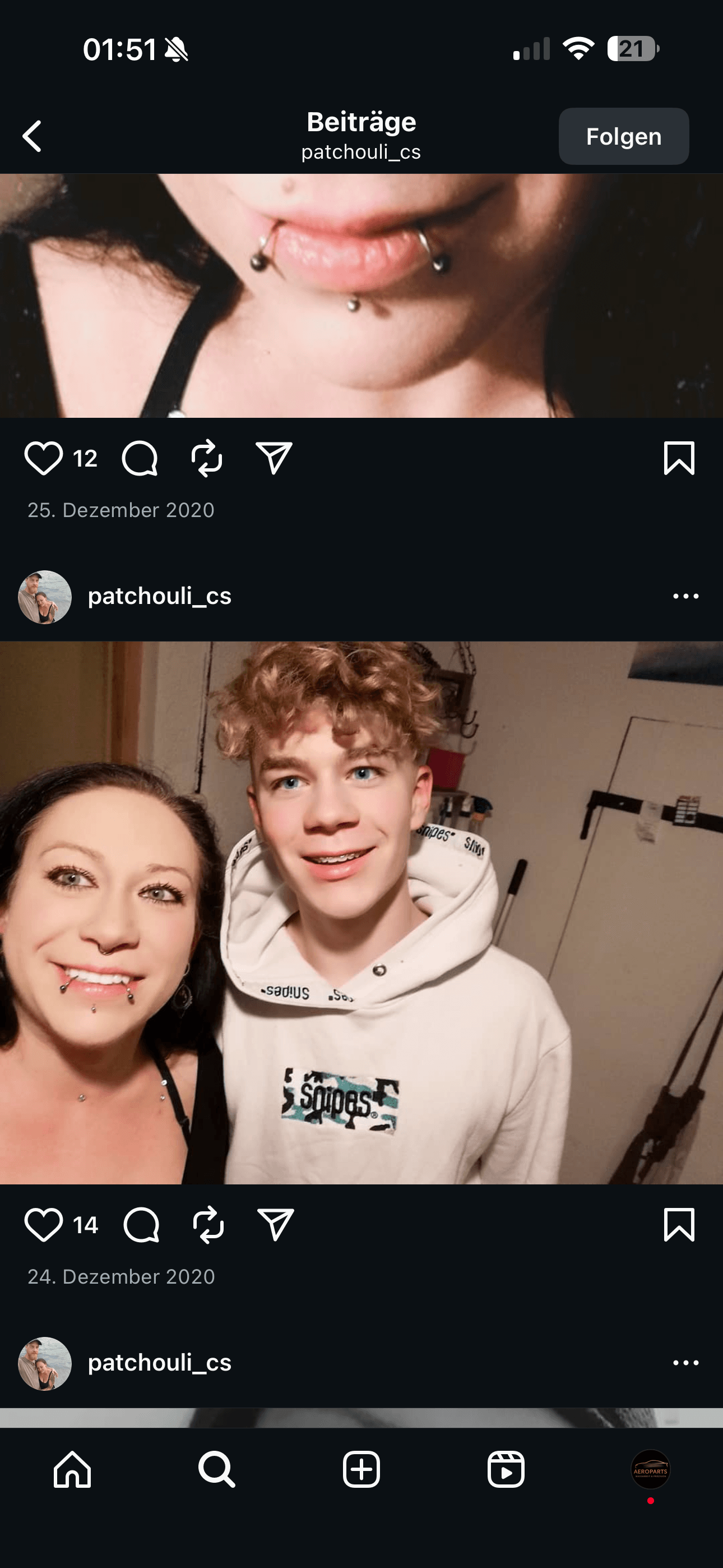 Lächelnde Frau mit Gesichtspiercings und ein junger Mann mit blonden Locken im weißen Hoodie.